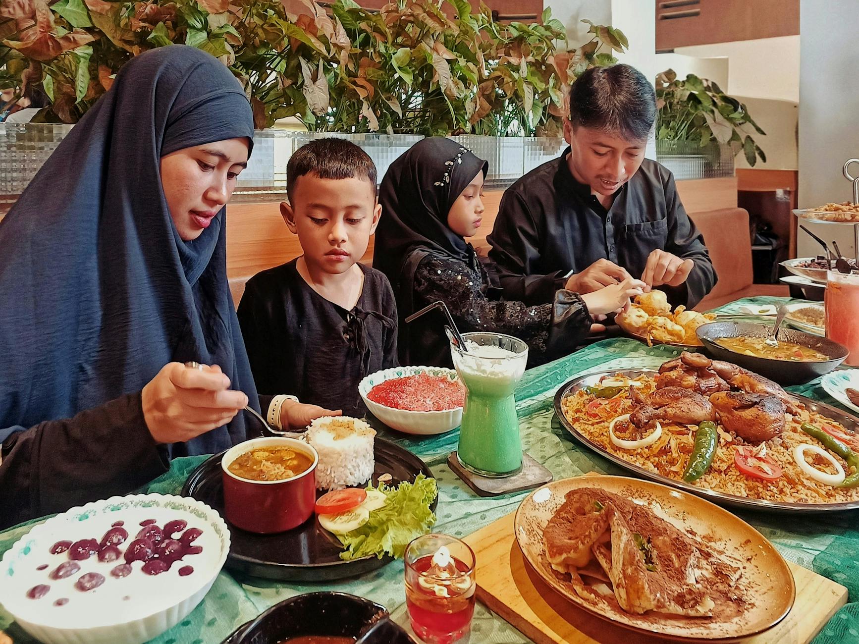 Liverpool with Kids: The Ultimate Family Guide 5 A family enjoying a meal at a child-friendly restaurant in Liverpool, with kids' menus and welcoming atmosphere