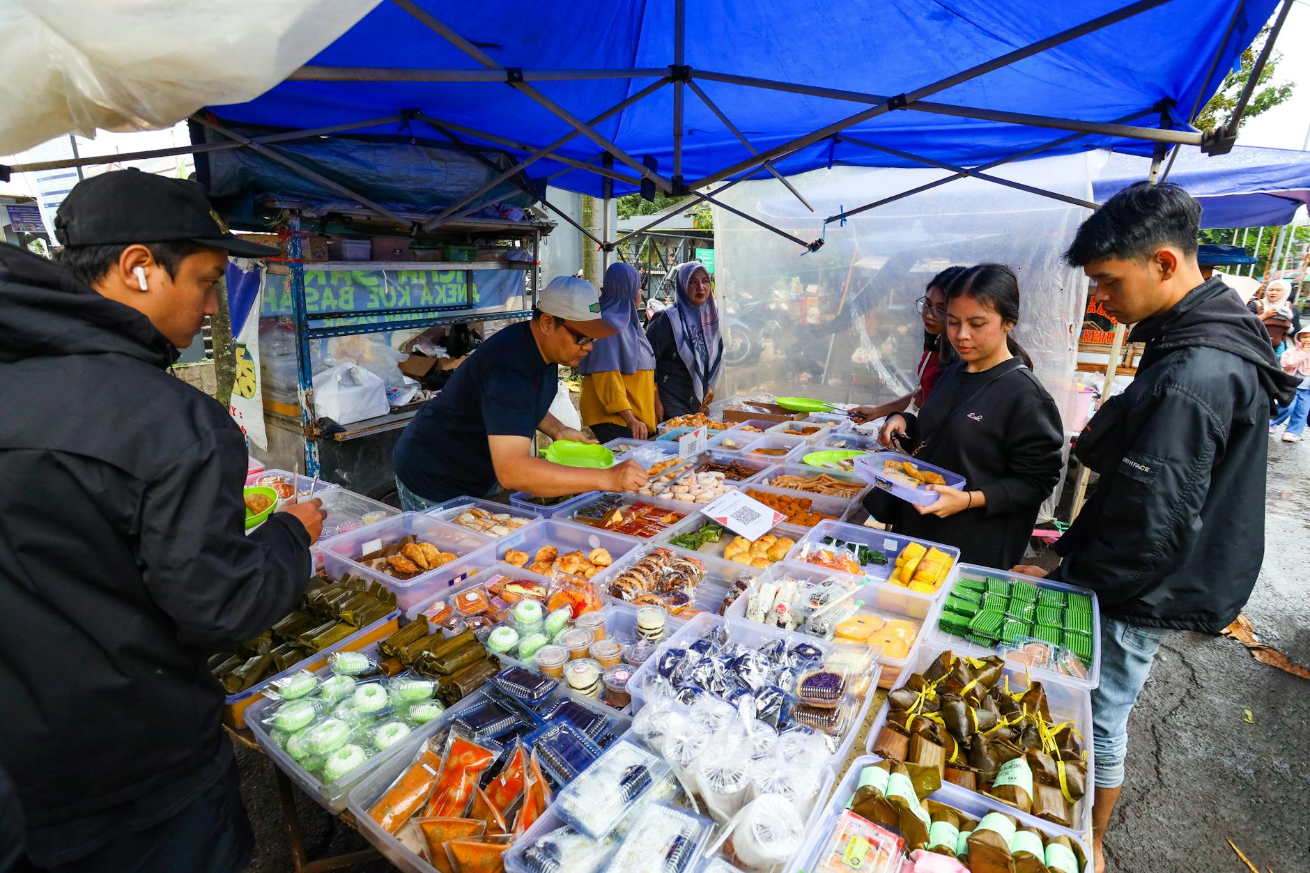 Liverpool on a Budget: Complete Money-Saving Guide 5 Affordable street food stalls at a vibrant food market, perfect for budget dining in Liverpool